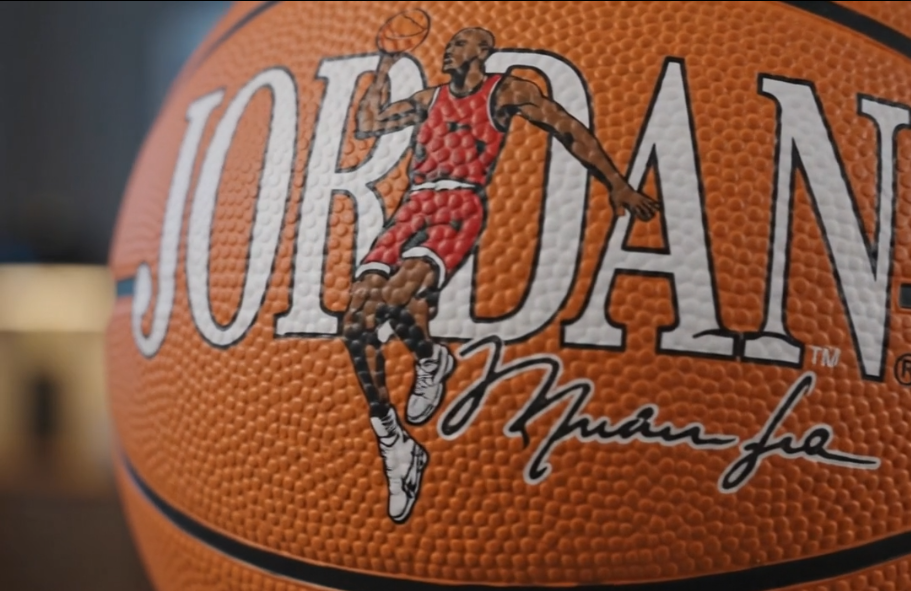 COZY BASKETBALL FALLING LAMP